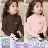 Capa base de forro polar para niña con cuello semi-alto, nuevo estilo Otoño/Invierno 2026 para niños medianos a grandes, estampado de dibujos animados, cálida capa interior superior