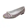 Versión de Piel de Vaca del Mismo Estilo que Frida Girl~Zapatos de Ballet de Cuero Exquisitos con Perlas, Punta Cuadrada, Moño y Escote Bajo
