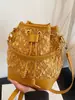 Bolsa de Ombro Única Tendência Outono 2025 Moda de Nicho Cor Retro Patchwork Colorido Bolsa Pequena Casual Feminina Bolsa de Palha Tecida