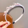 Diadema de Cuadros Morado Claro Estilo Suave con Tres Lazos Pequeños y Decoraciones de Perlas en el Lado, Creando un Ambiente Dulce y Femenino
