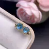 Brincos de topázio com tamanho de pedra principal de 6*6mm. Prata 925 finamente incrustada com topázio natural, suporta testes