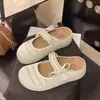 Chinelos de Pérola Respiráveis de Verão e Primavera, Novo Design de Moda, Tamanho Pequeno, Bico Fechado para Mulheres, Design Slip-On, Sapatos Preguiçosos Femininos com Design Vazado
