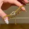 Pulseira Trançada com Fivela de Ferradura Totalmente Cravejada de Diamantes Luxo Leve Dourada Design Fashion de Alto Padrão Pulseira Joia de Mão Retrô Vintage
