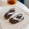 Sandálias Chinelo Infantil Estilo Coreano Verão 2026 Novo Modelo Casual Feminino Planas Estampa de Leopardo Sapatos de Praia para Uso ao Ar Livre