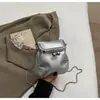 Bolsa Pequena Prateada de Textura High-End para Mulheres 2025 Nova Bolsa Transversal de Corrente Versátil para Celular Mini Bolsa de Água Fashion