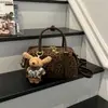 Bolsa de mão pequena de camurça retrô, um design de nicho, para mulheres, nova coleção outono 2026, estilo coreano moderno, adequada para o trabalho, pode ser carregada na mão ou usada como bolsa transversal