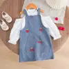 Conjunto de dos piezas para bebé niña: top blanco de manga abullonada sin hombros + falda con tirantes de mezclilla bordada de cerezas y fresco y lindo para niñas