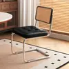 Cadeira de jantar de rattan estilo vintage, modelo de designer europeu, adequada para uso doméstico e comercial, com estrutura metálica e assento acolchoado de couro, cadeira de lazer