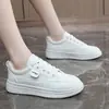 Tênis Branco Feminino QW-011 2026 Novos Sapatos Casuais de Couro Versátil para Estudantes e Mulheres Baixas