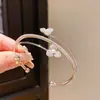 Pulsera Abierta de Tres Capas con Flor de Perla de Imitación y Circonita de Lujo Ligero Elegante Elegante Retro Nicho Pulsera de Gama Alta Pulsera