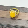 Anel de Estilo Étnico Chinoiserie Antigo Amarelo com Inlay de Cera de Abelha e Âmbar Natural Fábrica Atacado Entrega 6009
