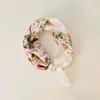 Bufanda Pequeña de Seda Estilo Nuevo con Hebilla Magnética Perezosa y Tacto de Alta Gama, Cadena de Perlas para Clavícula para Mujer, Bufanda Pequeña con Elemento de Carruaje de Lunares Paisley