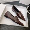 Novos Sapatos Femininos de Salto Baixo Bico Fino Estilo Europeu e Americano Outono 2026 com Design Único e Velcro para Deslocamento e Uso Profissional