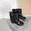 Botas de Couro Personalidade Garota Apimentada Salto Bloco 2026 Botas Curtas Pretas Rebite Empilhado Botas para Perna de Calça Femininas Plissadas Novo Estilo Botas Adulto