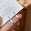 Brincos de Agulha Prateada com Metal Escovado Redondo Cravejado de Diamantes, Estilo Minimalista, Brincos Versáteis de Moda Única, Brincos de Luxo Leve de Alta Qualidade