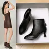 Botas de Cano Curto Femininas com Salto Agulha, Bico Fino, Forradas com Veludo Quente, Moda Inverno 2026, Versáteis, Para Baixinhas, Que Aumentam a Altura, Emagrecedoras, Botas de Algodão, Botas de Neve