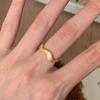 Anillo Dorado de Ola Irregular Retro 2024 Nueva Entrada Lujo Antiguo Medio Diseño Único Anillo Super Brillante Estrella