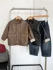 Vale do Vento 2026 Inverno Novo Estilo de Hong Kong Gola Alta Jaqueta de Couro Acolchoada Infantil, Design Estiloso em Retalhos, Jaqueta de Couro Quente para Meninos