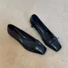 2026 Nuevos Zapatos Literarios Retro para Mujer Estilo Nuevo de Artista Tacones Altos con Flor Tallada Punta Cuadrada de Cuero Suave Versátiles Tacón Grueso Zapatos con Temperamento