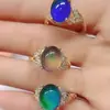 Anillo de Ópalo Sensible a la Temperatura que Cambia de Color de Lujo Ligero para Mujer, Cabujón Ovalado Incrustado de Diamantes, Anillo de Dedo Índice Moderno y Único con un Toque de Alta Gama y Estilo Versátil