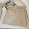 Falda acampanada para mujer en otoño e invierno con suéter para personas pequeñas. Falda Corta Ajustada de Cuero PU Negra Popular de Cintura Alta de Este Año