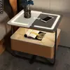 Mesa de cabeceira inteligente, pequeno design em ferro forjado, minimalista e moderno, com um toque de luxo, apresentando tampo em pedra sinterizada e madeira maciça, e carregamento sem fio, adequado para o quarto