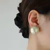 Brincos de Pérola Redondos Planos Vintage Exquisitos de Alta Qualidade Estilo Francês para Mulheres, Gentis e Elegantes, Brincos de Tarraxa Versáteis de Luxo Leve de Nicho