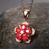 Pingente de flor de cinco pétalas de zircônia vermelha estilo coreano banhado a ouro rosa 18k Pingente de cristal de luxo com diamante e rubi rosa