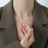 Collar con Colgante de Cruz de Perlas Estilo Francés Ins Tendencia Acero de Titanio para Mujer, Diseño de Nicho de Lujo Ligero Exquisita Cadena para Clavícula
