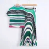 Conjunto Elegante de Dos Piezas con Pliegues y Rayas Multicolor Retro