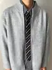 Cárdigan retro de color liso estilo japonés con cuello alto, un suéter para hombre simple y moderno para otoño e invierno, una capa base casual y holgada que combina con todo