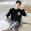 Novo Conjunto de Pijama de Veludo Alemão 2025 com Manga Longa para Homens Estilo Coreano Simples Casual Tamanho Grande Roupa de Casa Quente para Homens