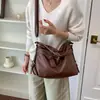 Bolsa de motociclista vintage versátil de grande capacidade para meninas estilosas, bolsa de ombro e sob o braço casual única e da moda, bolsa tote transversal para o dia a dia