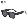 Gafas de sol cuadradas europeas y americanas con remaches, estilo retro simple para hombres y mujeres, estilo callejero personalizado, gafas de alta gama