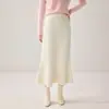Combinado con una falda midi de cachemir estilo sirena de cintura alta color blanco leche para mujer, falda midi larga de lana elegante y con temperamento de cintura alta