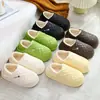 Chinelos de inverno femininos de algodão com forro de pelúcia, calcanhar fechado, confortáveis para uso doméstico, chinelos de pelúcia para ambientes internos para casais, chinelos de algodão quentes de inverno para homens