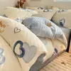Novo conjunto de cama de quatro peças de 2026, qualidade A, seguro para bebês, forrado com fleece, espessado, de veludo de leite e macio, quente, com uma estampa fresca e leve para uso doméstico