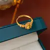 Anillo Ajustable Hueco de Flor Electrochapado en Oro Real de 24 Quilates, Anillo de Estilo Niche de Alta Gama, Joyería al por Mayor de Estilo Corte Vintage