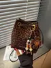 Este año, los bolsos tipo cubo de estampado de leopardo de moda son tendencia en el mercado de exportación.. Aquí está la nueva colección 2026: un bolso de hombro y bandolera retro y versátil para mujer