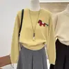 Tejido de punto jacquard con estampado de dibujos animados que cubre el vientre, de cuello redondo para mujer, moda Otoño e Invierno 2025, top versátil de punto para llevar debajo, holgado