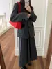 Os tamanhos foram atualizados. Conjunto de Lã Estilo Retro Francês com Blocos de Cor em Veludo, Gola de Lapela, Casaco e Saia de Cintura Alta