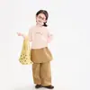 Ropa Infantil Nuomi Wanzi 2026 Otoño Pantalones Casuales de Algodón Puro para Niñas con Solapa Trasera y Etiqueta Parcheada, Pantalones Rectos, Pantalones Falda para Niños al por Mayor