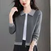 Cardigan de Tricô Color Block com Gola Lapela Outono 2026 Feminino Curto com Zíper Suéter Casaco Emagrecedor Rejuvenescedor Toque de Luxo