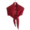 Nuevo chal triangular hueco de mezcla de lana, una bufanda triangular tejida suave y elegante, perfecta para usar en capas en primavera y otoño, y disponible para venta al por mayor.