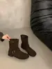 Hebilla de cinturón estilo británico Botas Martin para mujer, modelo fino de otoño nuevo, diseño único, botines cortos ajustados de puntera dividida sintética