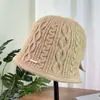Chapéu de Balde Feminino Outono e Inverno Quente com Fenda e Trançado Chapéu de Lã Tricotado Feminino Inverno Novo Cor Pura Proteção de Orelha com Fenda