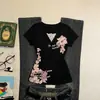 Camiseta Retro Americana con Estampado de Letras Desgastadas, Cuello en V Estilo Deseo Puro, Abotonada, Corte Ajustado, Ceñida a la Cintura, Adelgazante, Top Falso de Dos Piezas