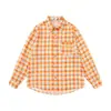 Camisa xadrez de manga comprida para homens, moda de rua primavera e outono, estilo japonês, versátil, com bordado de letra, bolsos, corte solto, gola de lapela, camisa xadrez