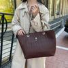 Bolso Tote de Lujo Ligero Estilo Francés al por Mayor para Mujer, Bolso de Hombro con Cadena en Relieve Nuevo Verano 2025, Bolso Cruzado para Viajes