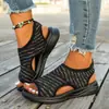 Calçados femininos plus size para comércio exterior transfronteiriço 2026 Verão europeu e americano novo respirável malha fly-knit bico aberto sola grossa sandálias esportivas casuais